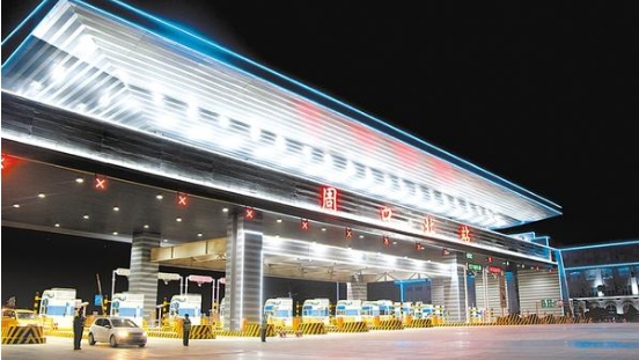 周口北收費站流光溢彩，一派迎接省十三運會的喜慶氛圍