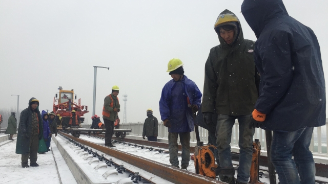 致敬！風(fēng)雪中的高鐵建設(shè)者