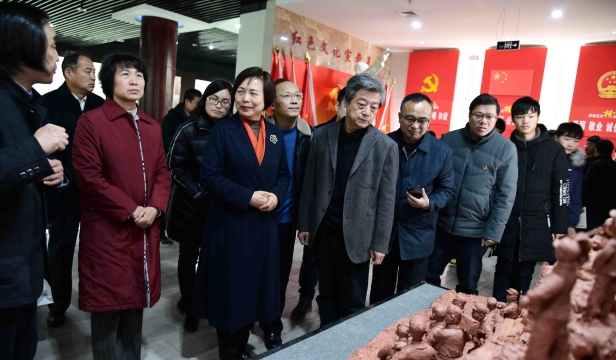 張振?！胺榛鹉甏扁x瓷泥塑藝術(shù)展在周口市文化中心展出