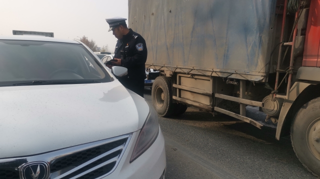 周口限行第一天，交警蜀黍上路勸返近百輛車
